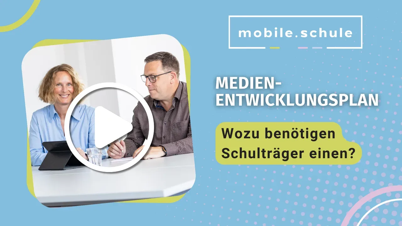 Videovorschau mit zwei Personen am Tisch mit einem Tablet. Hellblauer Rahmen mit den Schriftzügen mobile.schule, Medienentwicklungsplan und Wozu benötigen Schulträger einen?.